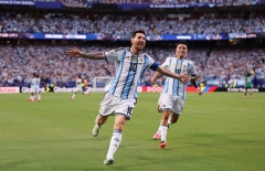 Bị Messi 'hành hạ', hậu vệ Algeria nói thẳng 1 điều về GOAT bóng đá