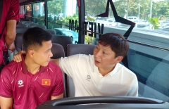 NÓNG: HLV Kim Sang Sik gạch tên trung vệ ĐT Việt Nam ngay khi về nước