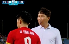 HLV Kim Sang Sik nói thẳng lý do thay Đình Bắc ra cực gắt