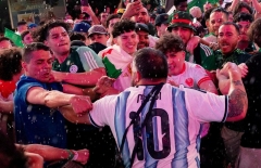 Biến căng giữa CĐV Argentina và Algeria tại World Cup khiến cảnh sát phải vào cuộc