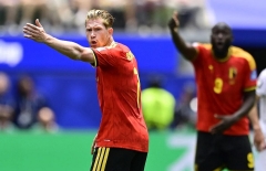 Vì sao De Bruyne ngăn đội y tế vào sân chăm sóc đồng đội Trossard?
