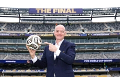 Tây Ban Nha nâng cúp, Chủ tịch FIFA lại trở thành tâm điểm tranh cãi