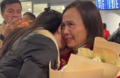 Mẹ Hiểu Minh khóc nức nở khi đón con trai trở về từ U23 Việt Nam