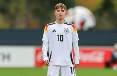Lennart Karl, tài năng 18 tuổi đang làm bóng đá Đức dậy sóng là ai?