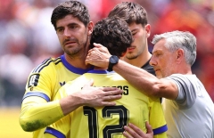 Đàn em khóc nức nở vì mắc lỗi, Courtois có hành động đầy ấm áp