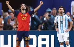 Hành động của Cucurella trước mặt Messi khiến CĐV tranh cãi