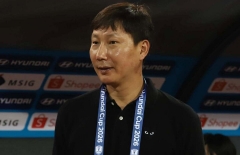 HLV Kim Sang Sik than thở lý do phải 'tắt điện thoại' khiến tất cả bật cười