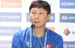 HLV Kim Sang Sik phát lệnh trước đại chiến: 'Trận đấu ngày mai sẽ mãi mãi ghi vào lịch sử'