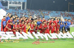 Các đối thủ cùng tung 'hàng khủng', ĐT Việt Nam liệu có trụ vững?