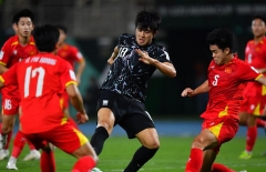 Báo Hàn: 'U23 Việt Nam mất 2 trung vệ, chơi thiếu người vẫn hạ Hàn Quốc'