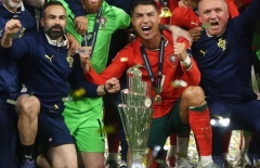 Cristiano Ronaldo vẫn chiếm trọn spotlight dù không ra sân