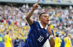 Mbappe khiến World Cup dậy sóng với màn trình diễn lịch sử