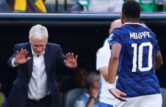 HLV Deschamps cúi đầu tri ân Mbappe rời sân