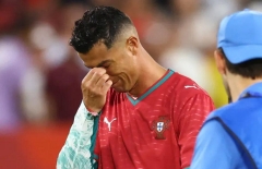 Cristiano Ronaldo bật khóc khi khoác áo Diogo Jota