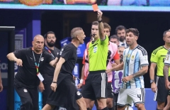 VAR gây bão với 3 tình huống bị tố thiên vị Argentina trước Ai Cập