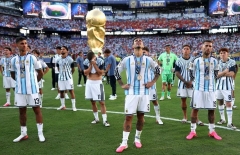 Argentina gây tranh cãi với hành động 'thiếu đẳng cấp' khi Tây Ban Nha nâng cúp
