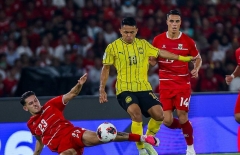 CĐV Indonesia đồng loạt gọi tên ĐT Việt Nam khi hòa may mắn Malaysia