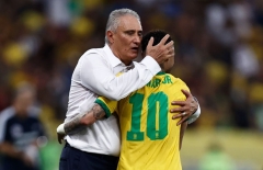 HLV Brazil nhận sai với Neymar trước trận gặp Thụy Sĩ