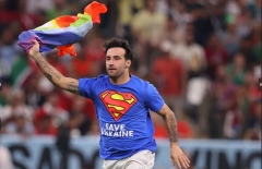 'Superman' bất ngờ ghé thăm trận Bồ Đào Nha - Uruguay tại World Cup