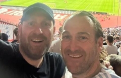 Hai CĐV lên kế hoạch 'gần 4 cây vàng' để cổ vũ ĐT Anh