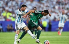 Messi ghi bàn nhưng gây tranh cãi vì pha đạp vào hậu vệ Algeria