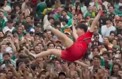 CĐV Hàn Quốc bị 'cuốn' vào biển người Mexico: Tình bạn World Cup khép lại bằng trận cầu nghẹt thở