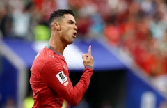 Ronaldo bỏ ngang phỏng vấn vì bị hỏi về Messi