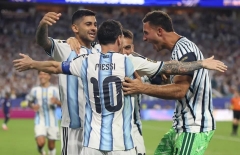 Ngôi sao Argentina 'tính sổ' huyền thoại MU sau trận thắng tuyển Anh