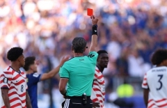 Cựu trọng tài FIFA chất vấn: Vì sao Quansah và Balogun chịu hai án phạt trái ngược?
