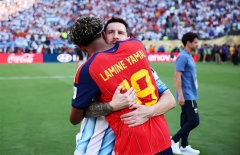 Yamal ôm Messi sau chung kết: Cái kết đẹp cho cuộc gặp định mệnh