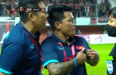 Quang Hải chỉ thẳng tay vào quốc kỳ, hô to Việt Nam