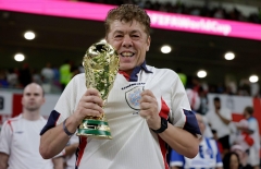 Cổ động viên 62 tuổi bán nhà chỉ để xem World Cup