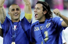 Nhà vô địch World Cup tìm đội bóng mới qua mạng xã hội