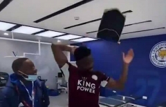 VIDEO: Cờ Chelsea bị cầu thủ Leicester sỉ nhục sau chung kết FA Cup