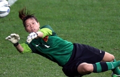 “Người nhện” Kiều Trinh gây ấn tượng mạnh trong trận thua Nhật Bản