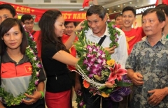 ĐT nữ Việt Nam được NHM chào đón như những “người hùng”