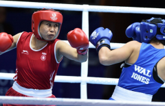 VIDEO: Nữ võ sỹ Ấn Độ từ chối nhận huy chương vì bị chủ nhà xử ép