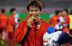 Tuyển thủ nữ Việt Nam gửi tặng ‘bàn thắng vàng’ cho người bà quá cố