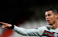 Ronaldo ghi bàn, đi vào lịch sử bóng đá châu Âu