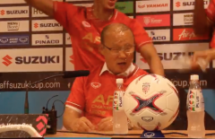 VIDEO: HLV Park Hang-seo giật nảy mình với màn phá đám buổi họp báo của các học trò