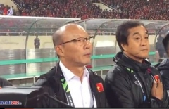 VIDEO: HLV Park cố kìm lòng trong màn Quốc ca ở trận CK AFF Cup