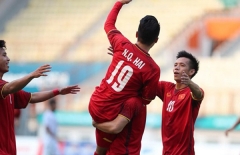 VIDEO: Trung vệ Nhật Bản sai lầm ngớ ngẩn, Quang Hải mở tỉ số