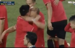 VIDEO: Pha 'khóa môi' bất ngờ của Văn Quyết với HLV Park