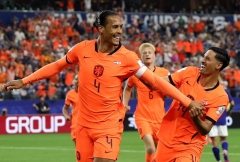 Van Dijk  được vinh danh sau trận hòa kịch tính với Nhật Bản