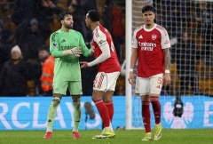 Arsenal mất điểm trước đội bét bảng, ngôi đầu lung lay dữ dội