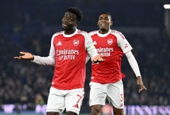 Saka toả sáng, Arsenal bỏ xa Man City 7 điểm tại Ngoại hạng Anh