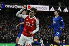 Thần đồng 16 tuổi rực sáng phút cuối, Arsenal hạ Everton nghẹt thở