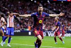 Lewandowski ghi bàn bằng ngực, Barca đánh gục Atletico để chạm tay vào ngôi vương