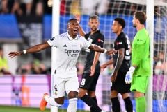 Trực tiếp Real Madrid 1-0 Frankfurt: Alaba khai hỏa