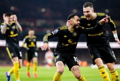 Quật ngã Arsenal, MU hiên ngang vào top 4 Ngoại hạng Anh